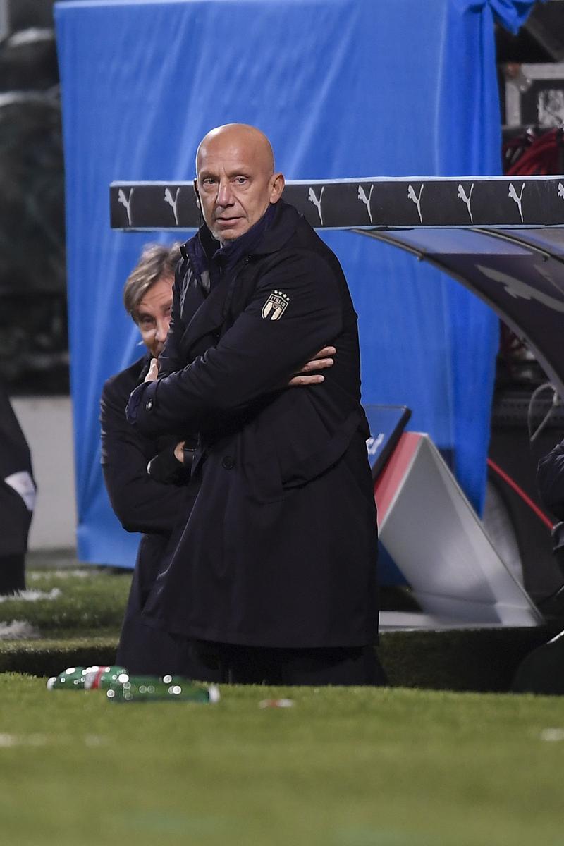 Vialli, il bacio al pallone durante Italia-Polonia che commuove ed emoziona Vialli, il bacio al pallone durante Italia-Polonia che commuove ed emoziona