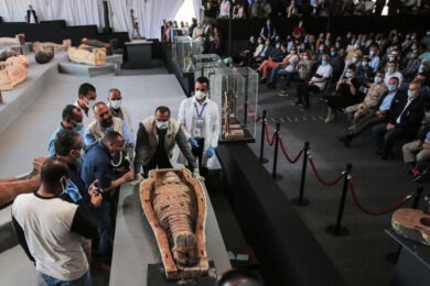 Egitto, altri 100 sarcofagi intatti trovati in una necropoli a sud de Il Cairo