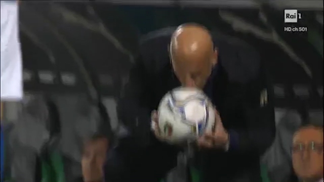 Vialli, il bacio al pallone durante Italia-Polonia che commuove ed emoziona Vialli, il bacio al pallone durante Italia-Polonia che commuove ed emoziona