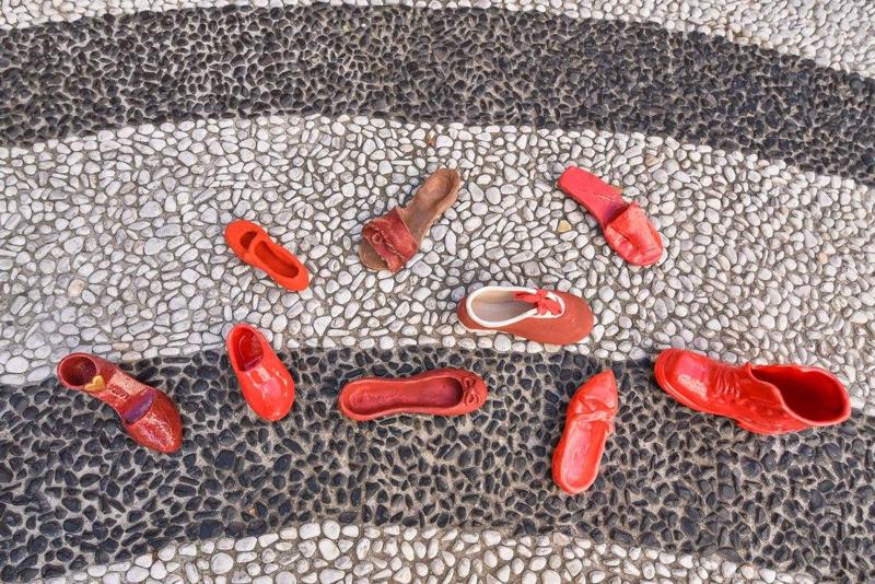 Il 25/11 ‘Scarpette rosse in ceramica’: contro la violenza sulle donne Il 25/11 ‘Scarpette rosse in ceramica’: contro la violenza sulle donne