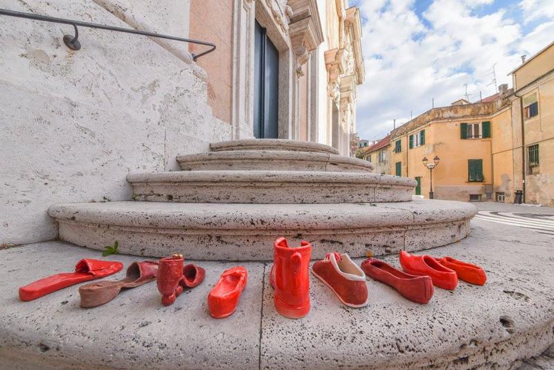 Il 25/11 ‘Scarpette rosse in ceramica’: contro la violenza sulle donne Il 25/11 ‘Scarpette rosse in ceramica’: contro la violenza sulle donne
