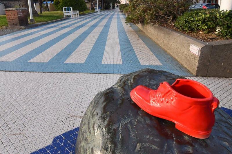 Il 25/11 ‘Scarpette rosse in ceramica’: contro la violenza sulle donne Il 25/11 ‘Scarpette rosse in ceramica’: contro la violenza sulle donne