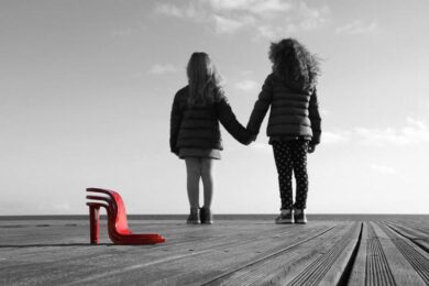 Il 25/11 ‘Scarpette rosse in ceramica’: contro la violenza sulle donne