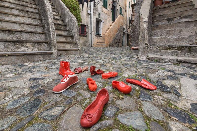 Il 25/11 ‘Scarpette rosse in ceramica’: contro la violenza sulle donne Il 25/11 ‘Scarpette rosse in ceramica’: contro la violenza sulle donne