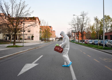 Covid, medici di base contro il no alle visite a casa: “Continueremo a farle”