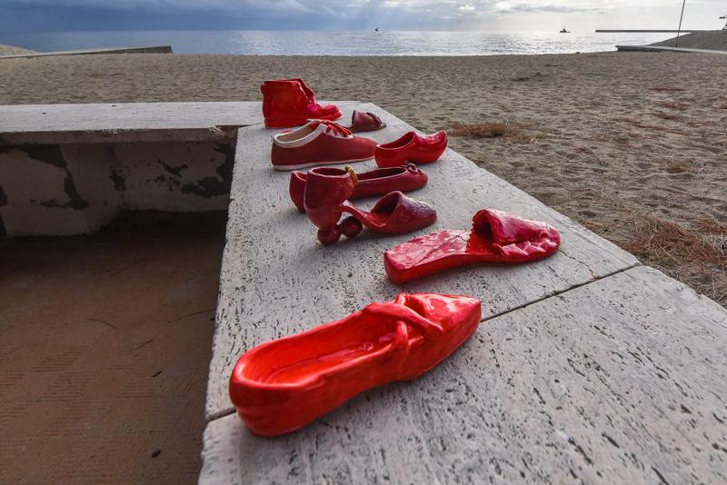 Il 25/11 ‘Scarpette rosse in ceramica’: contro la violenza sulle donne Il 25/11 ‘Scarpette rosse in ceramica’: contro la violenza sulle donne