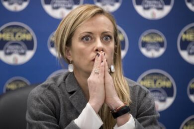 Sondaggi, Fratelli d’Italia attacca il Pd. Meloni corre come.. Lewis Hamilton