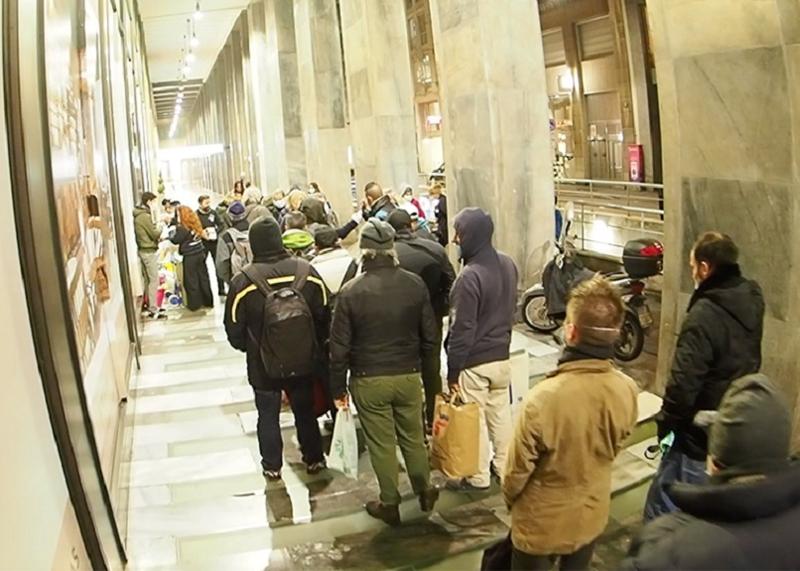 Il pasto notturno dei senzacasa in San Babila. VIDEO Il pasto notturno dei senzacasa in San Babila. VIDEO