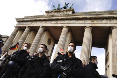 Berlino in piazza contro le restrizioni. Scontri e arresti