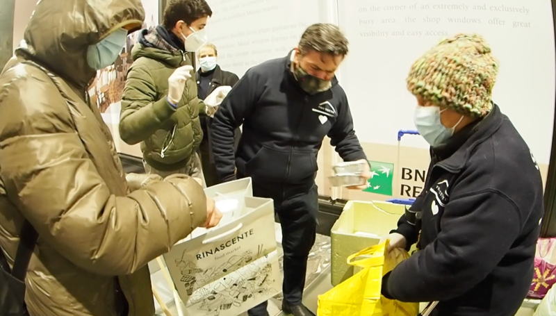 Il pasto notturno dei senzacasa in San Babila. VIDEO Il pasto notturno dei senzacasa in San Babila. VIDEO