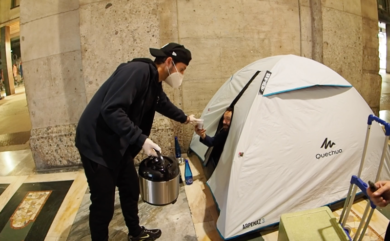 Il pasto notturno dei senzacasa in San Babila. VIDEO