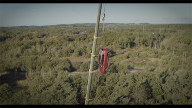 Volvo Cars fa cadere auto nuove da 30 metri per aiutare i soccorsi a migliorare le tecniche di salvataggio