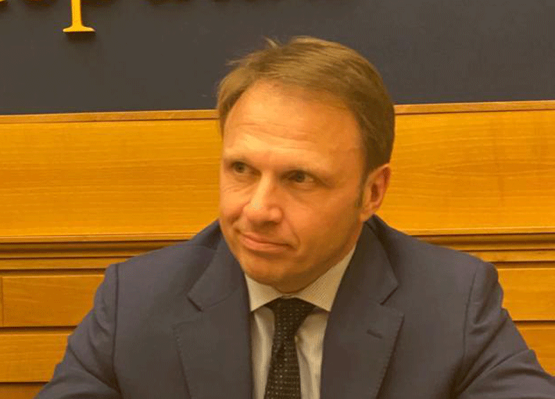 Virus, FdI scova il libro mistero del ministro Salute Speranza e lo presenta