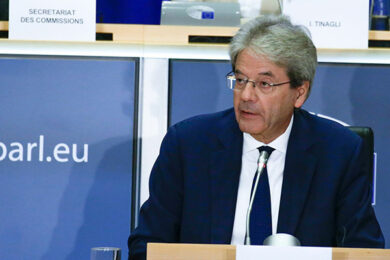 Ue, Paolo Gentiloni bacchetta l’Italia: “La Manovra è senza coperture”