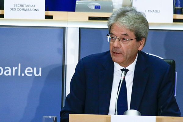 Ue, Paolo Gentiloni bacchetta l’Italia: “La Manovra è senza coperture” Ue, Paolo Gentiloni bacchetta l’Italia: “La Manovra è senza coperture”