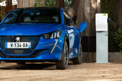 Peugeot e-208 ed e-2008, di serie il cavo di ricarica rapida