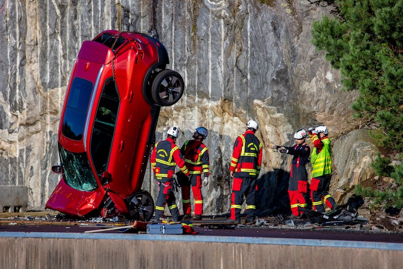 Volvo il crash test più estremo, giù da 30 metri Volvo il crash test più estremo, giù da 30 metri