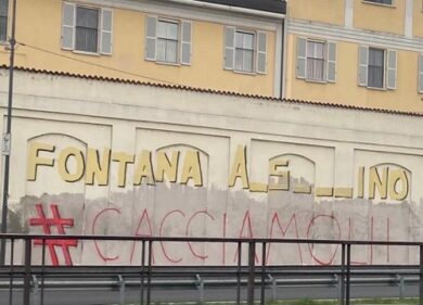 “Fontana assassino”. Nuova scritta, ma con le lettere mancanti
