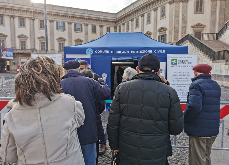 Vaccini, decine di persone in piazza Duomo senza prenotazione. FOTO Vaccini, decine di persone in piazza Duomo senza prenotazione. FOTO