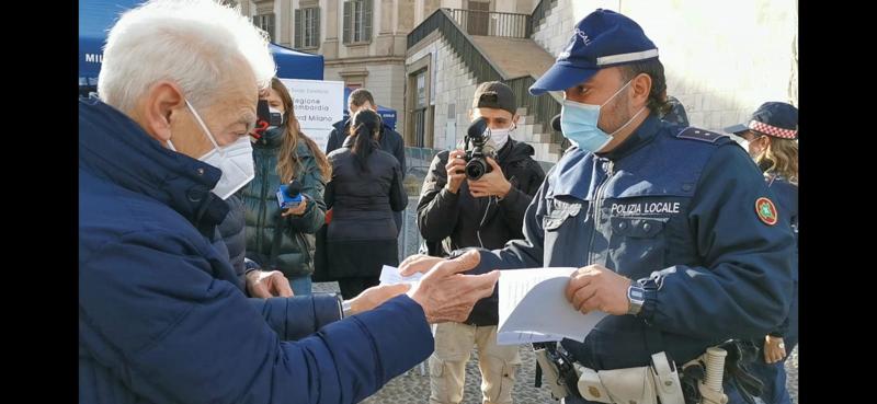 Vaccini, decine di persone in piazza Duomo senza prenotazione. FOTO Vaccini, decine di persone in piazza Duomo senza prenotazione. FOTO