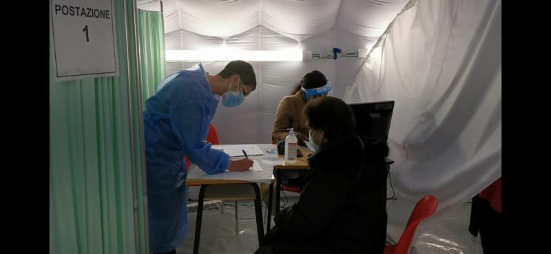 Vaccini, decine di persone in piazza Duomo senza prenotazione. FOTO Vaccini, decine di persone in piazza Duomo senza prenotazione. FOTO