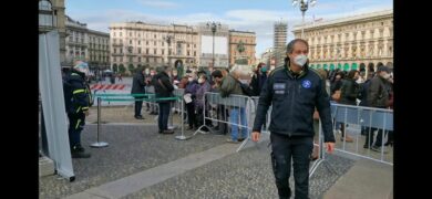Vaccini, decine di persone in piazza Duomo senza prenotazione. FOTO
