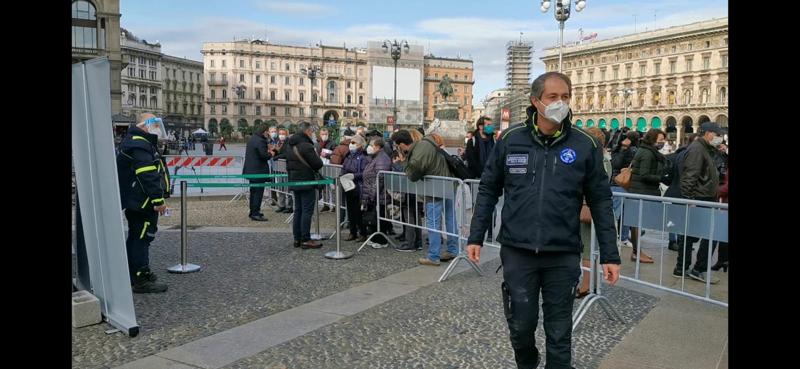 Vaccini, decine di persone in piazza Duomo senza prenotazione. FOTO Vaccini, decine di persone in piazza Duomo senza prenotazione. FOTO