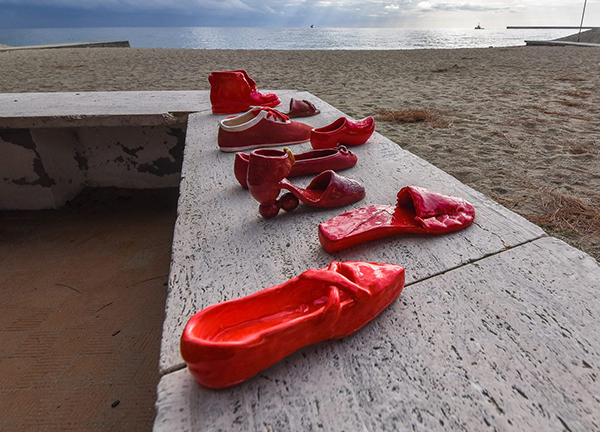 Da Nord a Sud “Scarpette Rosse in ceramica” contro la violenza sulle donne Da Nord a Sud “Scarpette Rosse in ceramica” contro la violenza sulle donne