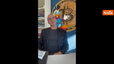 La provocazione di Tortorella: “Zoccoli sanitari, altro che sneakers colorate”