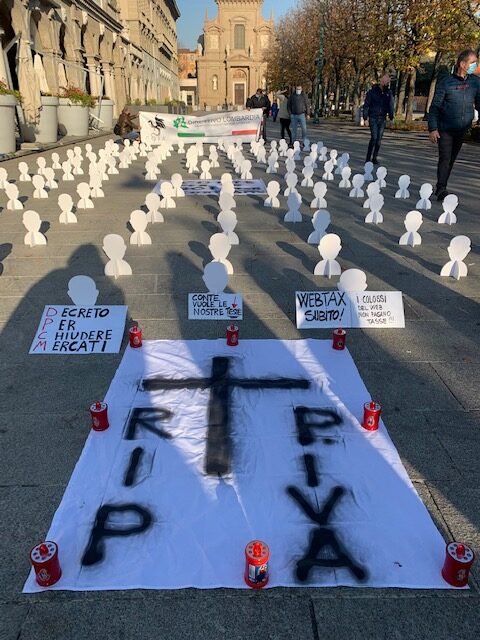 Galleria foto 'Coronavirus, a Bergamo flashmob degli ambulanti contro il nuovo Dpcm' - foto 4