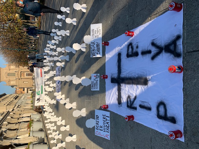 Coronavirus, a Bergamo flashmob degli ambulanti contro il nuovo Dpcm