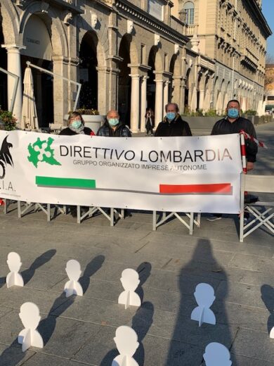 Coronavirus, a Bergamo flashmob degli ambulanti contro il nuovo Dpcm