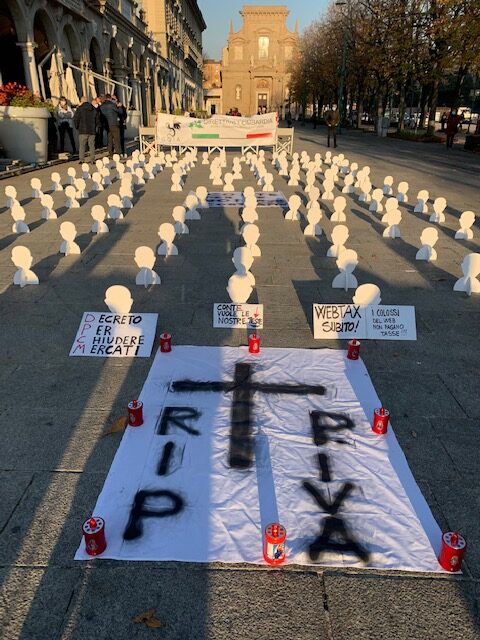 Galleria foto 'Coronavirus, a Bergamo flashmob degli ambulanti contro il nuovo Dpcm' - foto 1