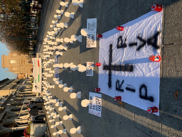 Coronavirus, a Bergamo flashmob degli ambulanti contro il nuovo Dpcm