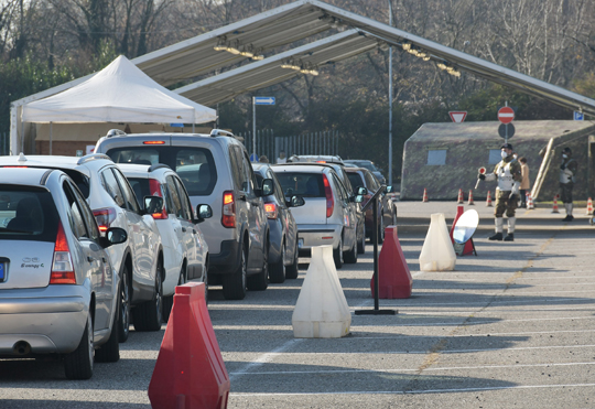 Covid, tamponi drive through alla caserma Nato Ugo Mara in sicurezza