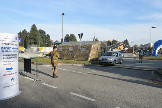 Covid, tamponi drive through alla caserma Nato Ugo Mara in sicurezza