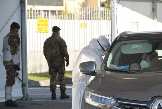 Covid, tamponi drive through alla caserma Nato Ugo Mara in sicurezza