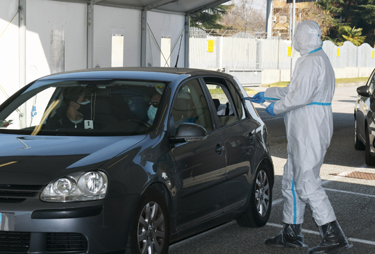 Covid, tamponi drive through alla caserma Nato Ugo Mara in sicurezza