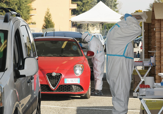 Covid, tamponi drive through alla caserma Nato Ugo Mara in sicurezza
