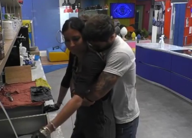 Grande Fratello Vip 5, Signorini comunica una notizia che spiazza i vipponi Grande Fratello Vip 5, Signorini comunica una notizia che spiazza i vipponi