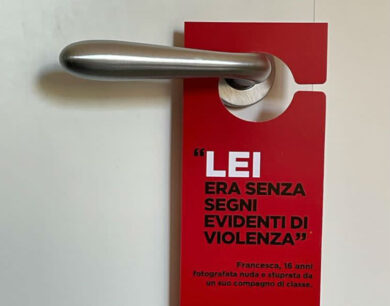 Violenza sulle donne: sulle maniglie cartellini contro il victim blaming