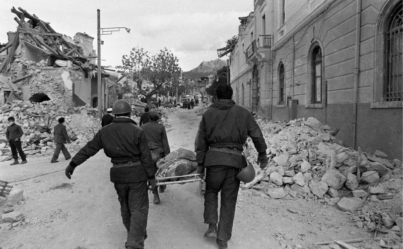 Irpinia 23 novembre 1980: l’umanità che precipita senza sapere il perché Irpinia 23 novembre 1980: l’umanità che precipita senza sapere il perché