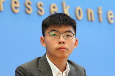 Hong Kong: Wong si dichiara colpevole di “assemblea illegale”