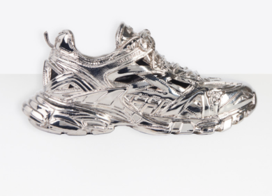 Omaggio di Balenciaga alle sneakers. Le “Scultura Track” ricoperte di ottone