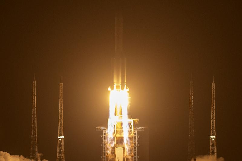 Cina, lanciata con successo la sonda Chang-e 5: raccoglierà rocce sulla Luna
