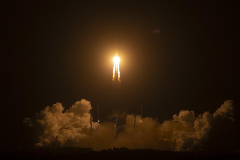 Cina, lanciata con successo la sonda Chang-e 5: raccoglierà rocce sulla Luna