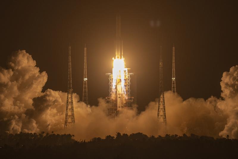 Cina, lanciata con successo la sonda Chang-e 5: raccoglierà rocce sulla Luna