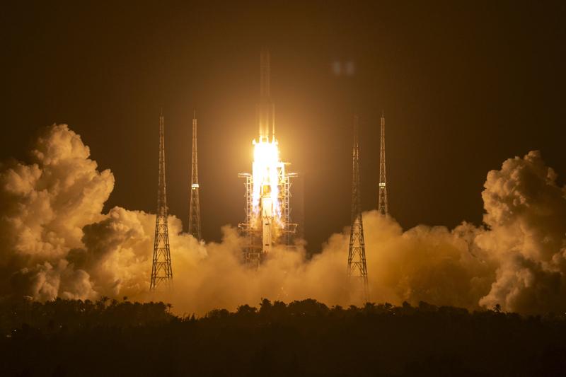 Cina, lanciata con successo la sonda Chang-e 5: raccoglierà rocce sulla Luna