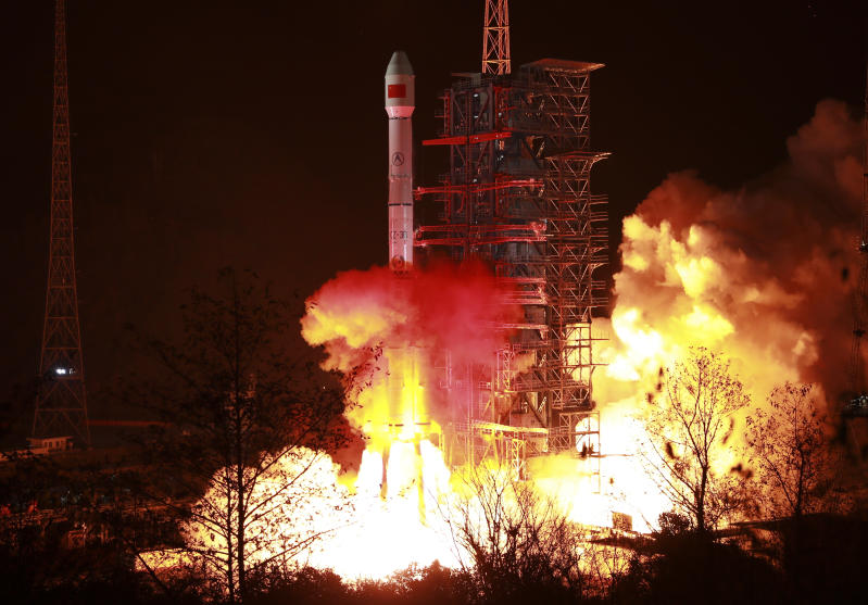 Cina, lanciata con successo la sonda Chang-e 5: raccoglierà rocce sulla Luna