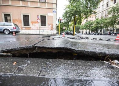 Clima, Roma devastata. Allagamenti e mezzi ko: è record di “eventi estremi”